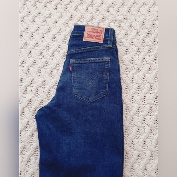 LEVI STRAUSS High Waisted Mom Jean in "Winter Cloud" Dark Wash- Urban Outfitters - Picture 14 of 16